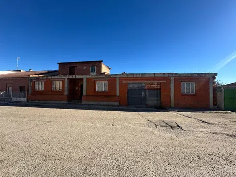 Chalet adosado en camino madrigal, Carpio · a reformar