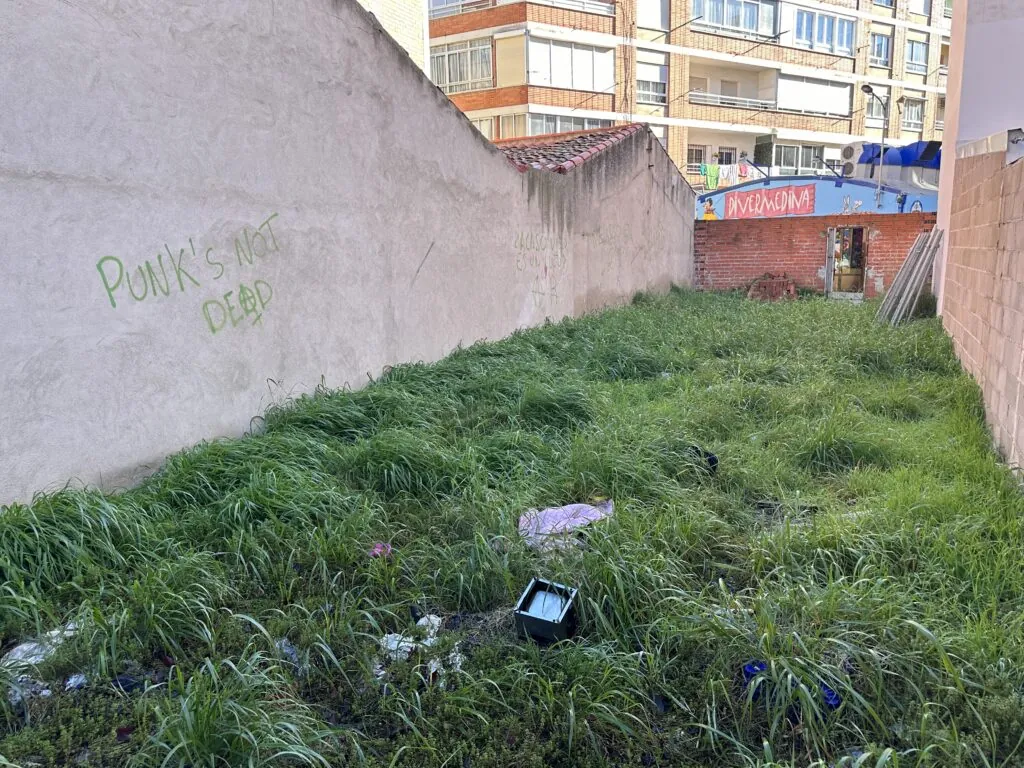 Terreno para edificar en ronda de las flores, con salida a C/ del Padre Suárez de la Concha