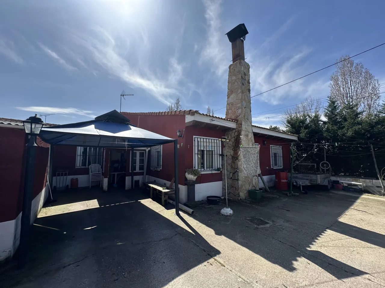 Casa para entrar a vivir con patio + garaje en Gallinas