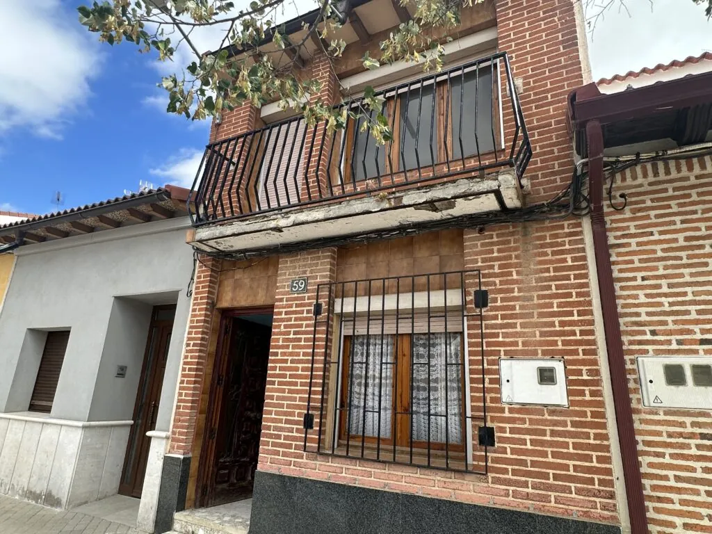 Casa adosada + patio + garaje. C/ el caño (Nava del Rey)