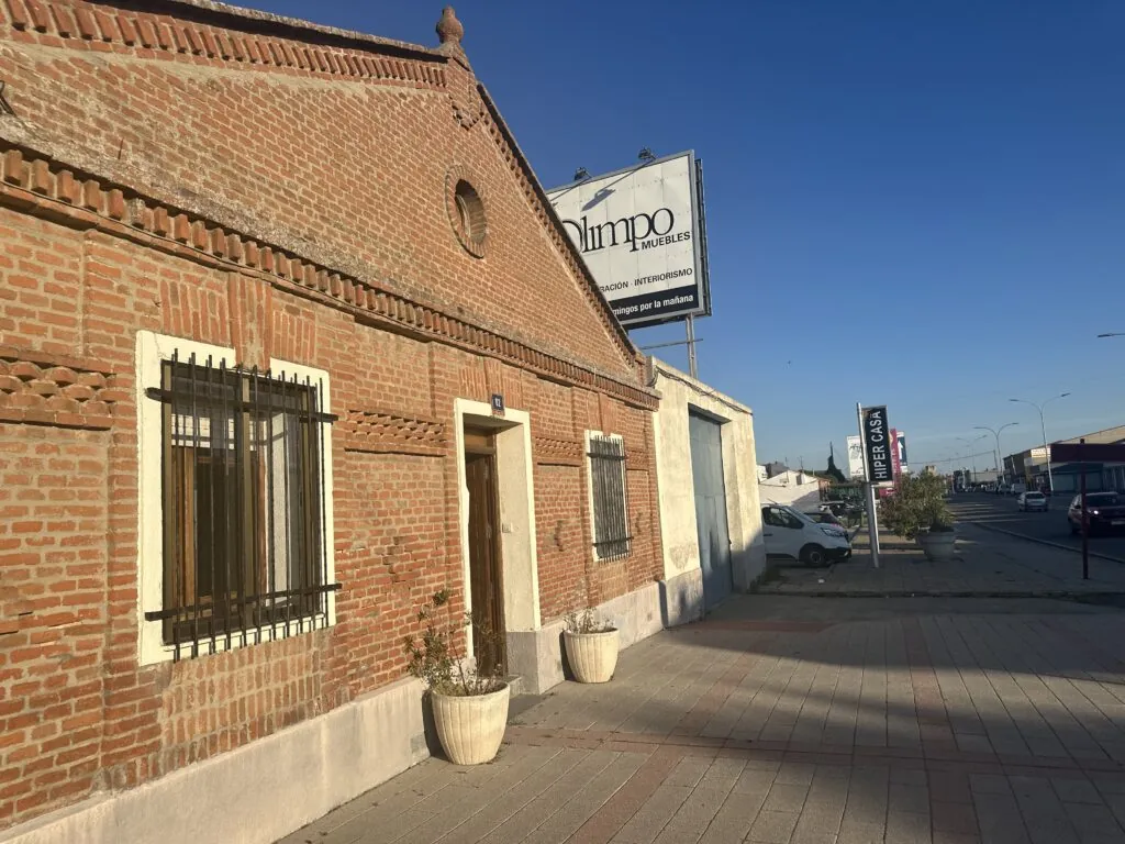 Casa en planta baja + garaje + patio en Av. Constitución