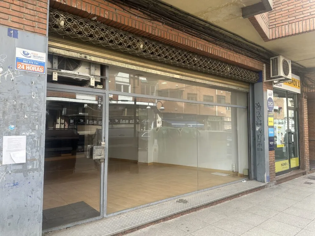 Doble local comercial en venta. C/ Farolas