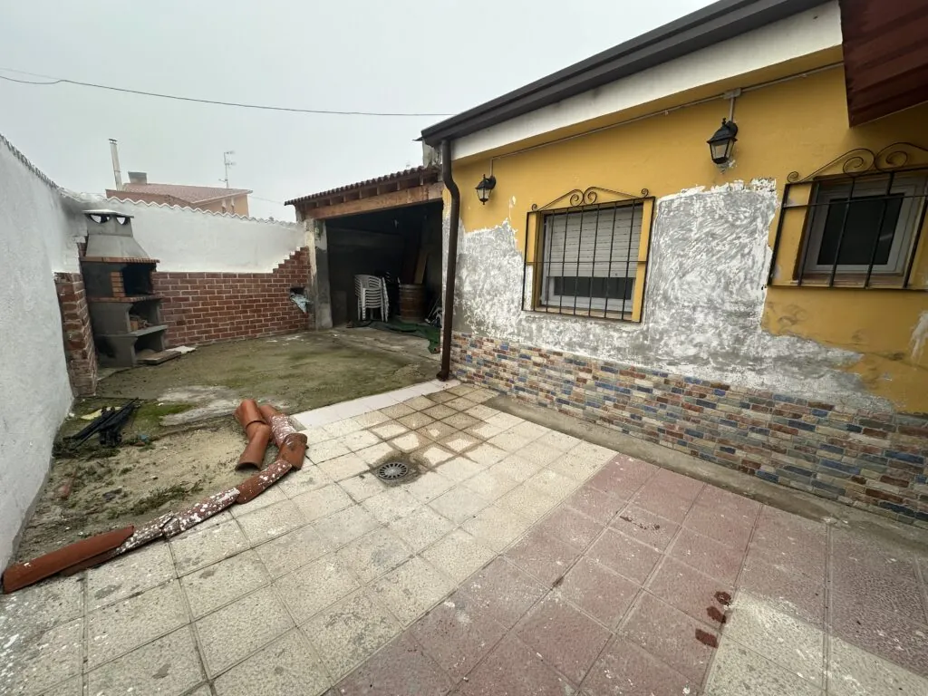 Casa adosada + patio en Matapozuelos